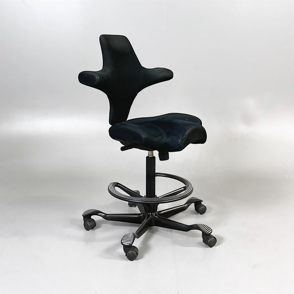 Begagnad kontorsstol Capisco 8106 med sadelsists i svart från HÅG. Mått: Justerbar sitthöjd mellan 47 cm och 65.5 cm. 