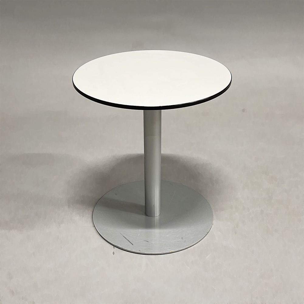 Begagnat soffbord med rund vit bordsskiva med fasade kanter samt ett silverfärgat pelarstativ. Mått: Diameter 50 cm, höjd 52 cm.