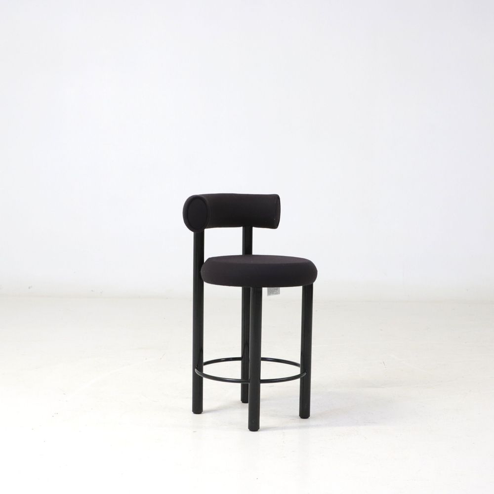 Begagnad barstol Fat Stool från Tom Dixon i svart. Mått: Sitthöjd 66 cm, höjd 89 cm, bredd 53 cm och djup 47 cm.