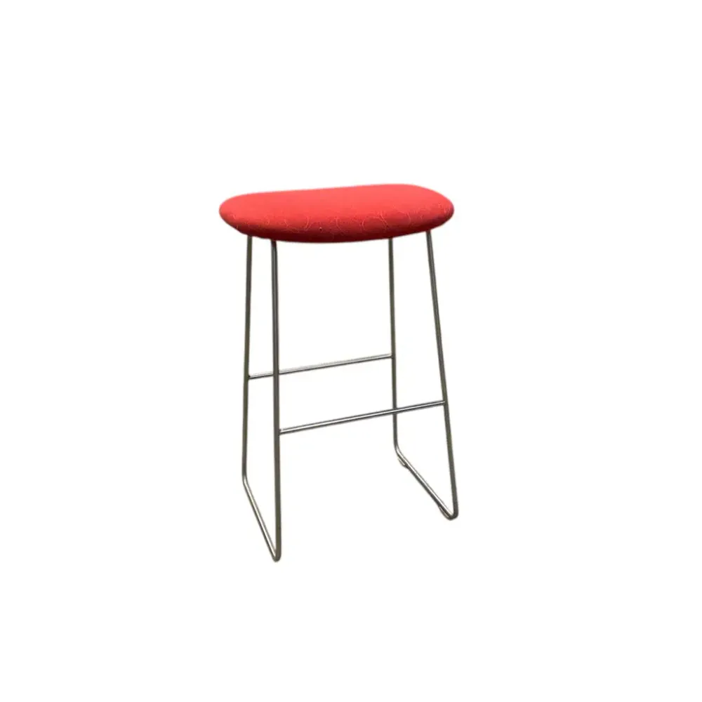Begagnad Barpall från Cappellini, modell Morrison. Tillverkad av bok- och björkplywood med rött polyuretanklädsel. Stativ o krom. Mått: Höjd 70 cm x Bredd 45 cm x Djup 36 cm.