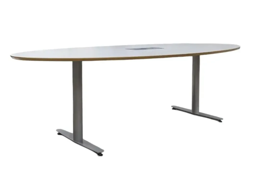 Begagnat ovalt konferensbord från Edsbyn med vit laminatskiva, grålackerat underrede, kabellucka och kabeldike. Mått: 240 x 115 x 70 cm. 