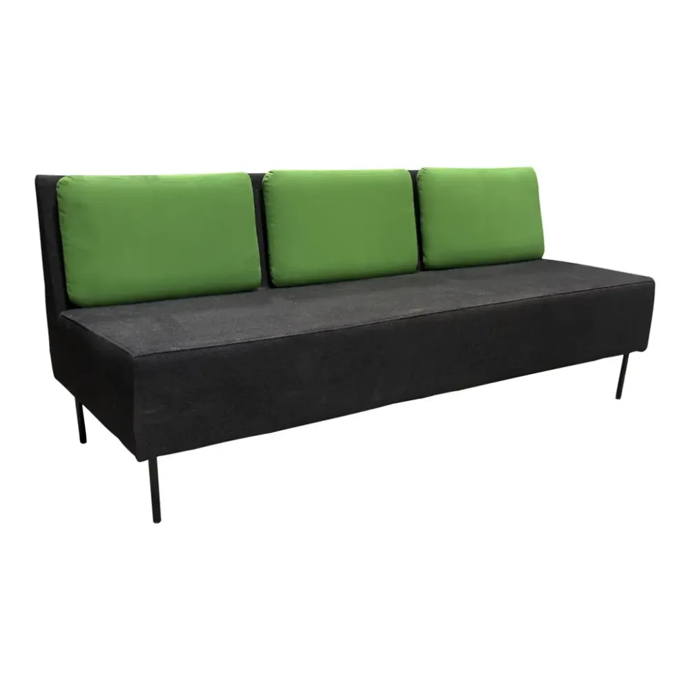 Begagnad modulsoffa Playback från Offecct. Rak modell i svart med tre gröna ryggdynor. Mått: Höjd 75 cm x Bredd 180 cm x Djup 65 cm Sitthöjd: 43 cm  