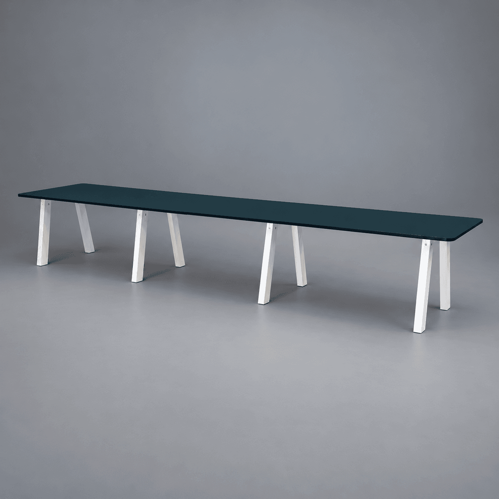 Begagnat konferensbord Collaborate från EFG med mörkgrön bordsskiva och vitt underrede. Mått: bredd 440 cm, djup 90 cm, höjd 72 cm. 