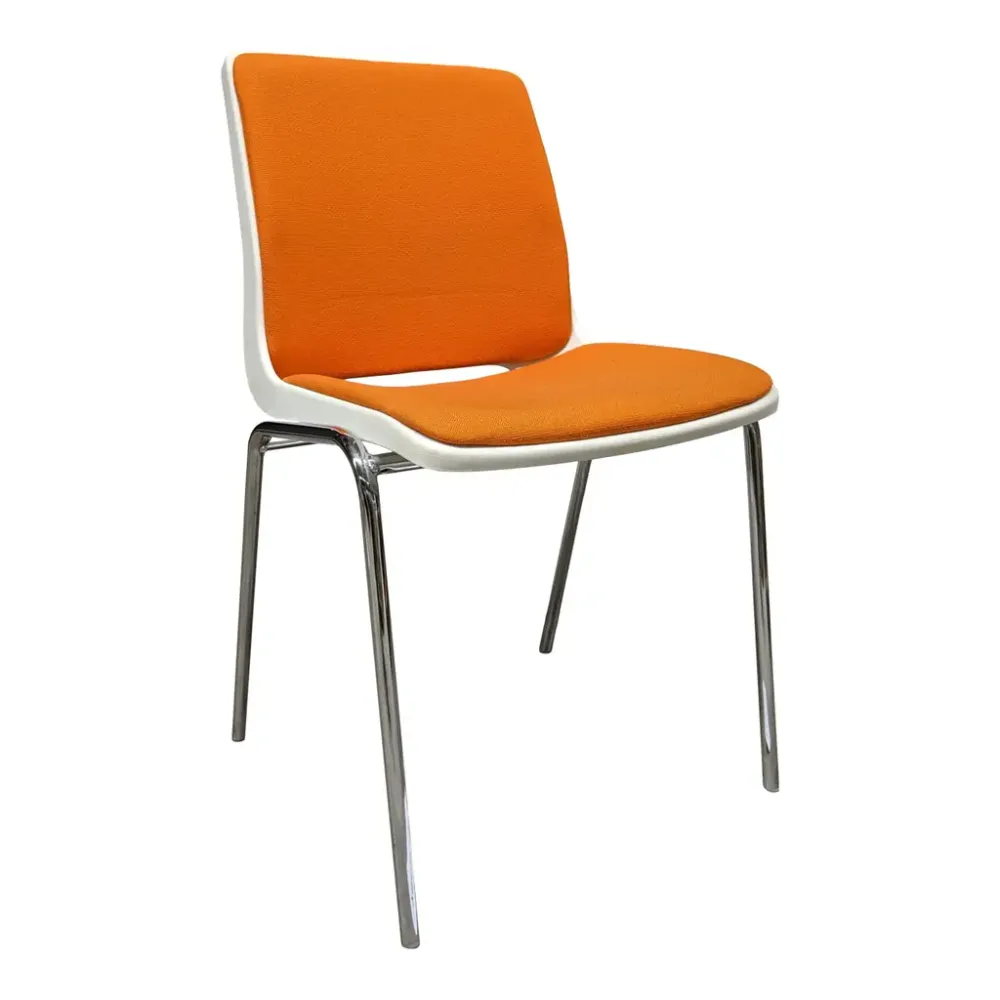 Begagnad Konferensstol från RBM, modell Ana 4340SR. Klädd i orange färg med vit stomme och kromat stativ. Mått: höjd 83 cm, bredd 43 cm, djup 39 cm.