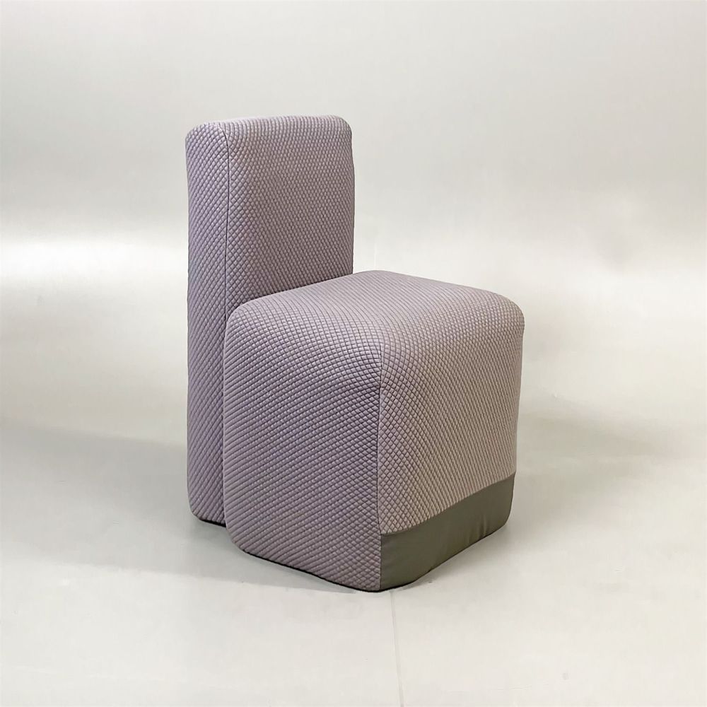 Begagnad lila stol, med dolda hjul från Viccarbe, modell Season. Klädd i strukturerat tyg. Mått: Bredd 52,5 cm, Djup 56 cm, Höjd 80 cm. 
