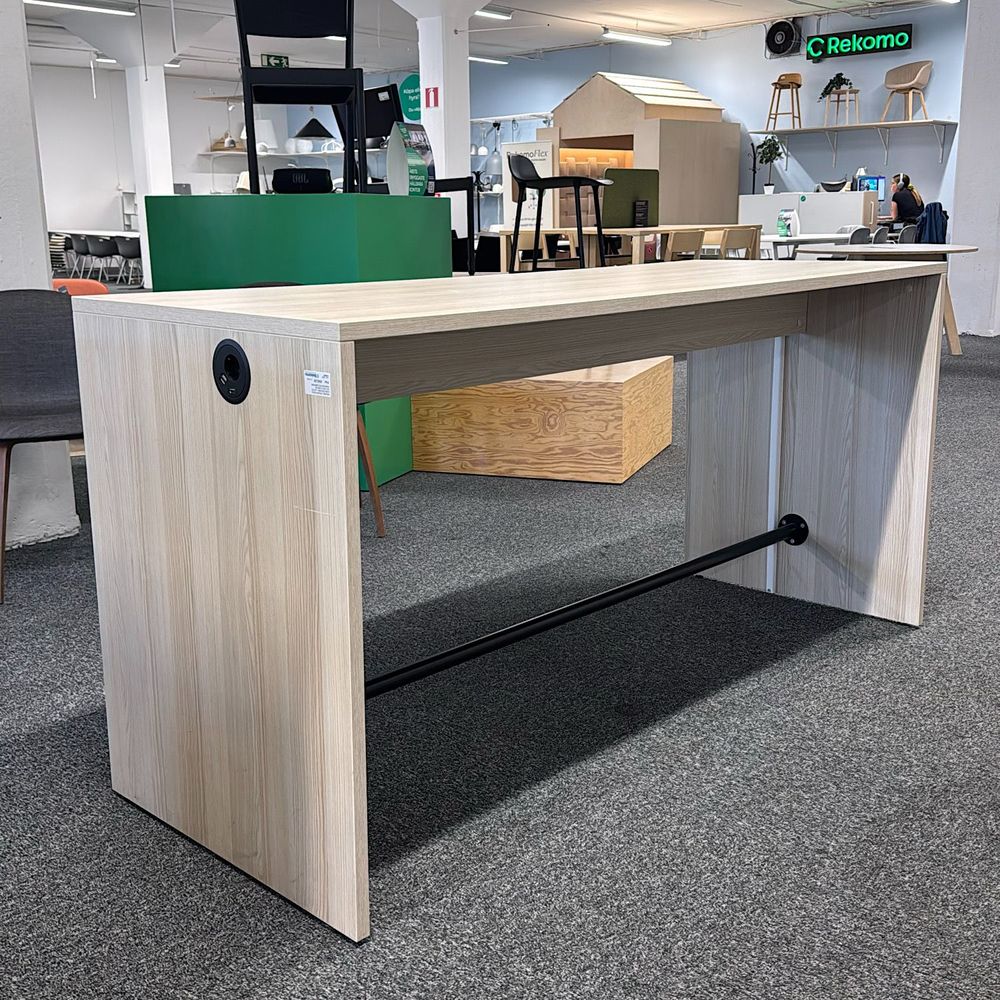 Begagnat projektbord i ljus ek med powerdot. Mått: bredd 180 cm, djup 70 cm och höjd 90 cm.