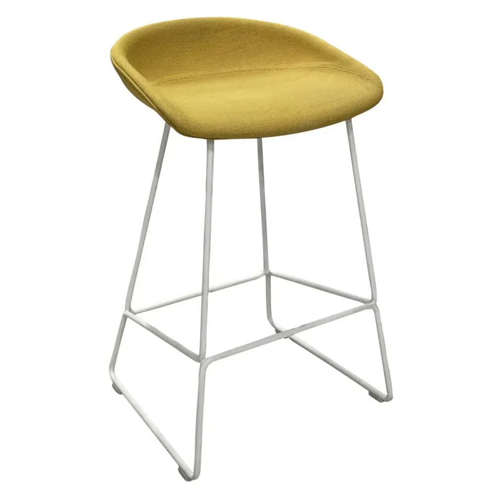 Begagnad barstol modell About a Stool 38 från Hay. Med gul sits och vitt stativ. Mått höjd 78 cm, bredd 46,5 cm och djup 44,5 cm, sitthöjd 68 cm.