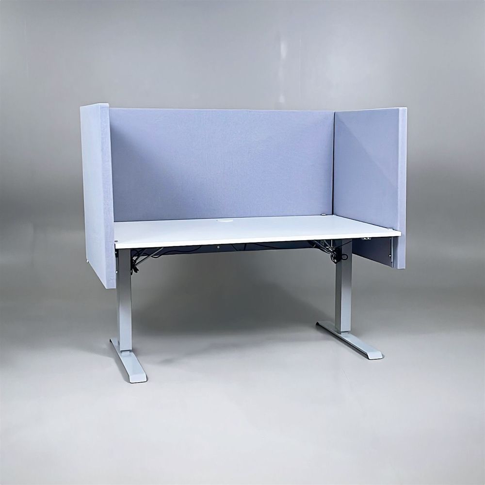 Begagnade bordsskärmar grupp Dezibel från Zilenzio. En långsida, två kortsidor i gråblått tyg. Mått: Bredd 140 cm / 80 cm, Djup 30 cm, Höjd 80 cm. 