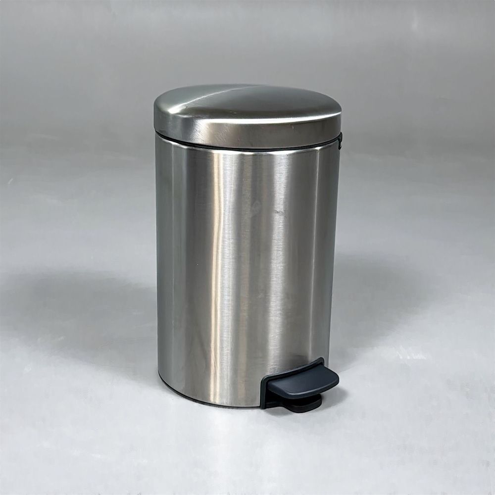 Begagnad papperskorg New Icon 12l från Brabantia i aluminium. Mått: diameter 25 cm och höjd 41 cm.