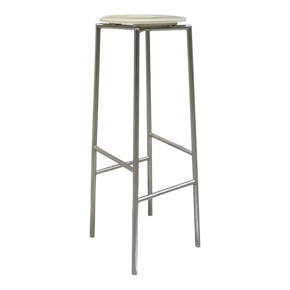 Begagnad barstol från Källemo. Modell Cobra med vit rund sits och silvrigt stativ. Mått: Höjd 82 cm, Bredd 30 cm, Djup 30 cm. 
