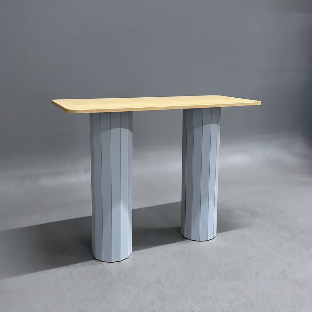 Begagnat barbord Cap från Karl Andersson & Söner. Avlång skiva i björk med räfflade pelarben i grått. Mått: Bredd 140 cm, djup 60 cm och höjd 110 cm.