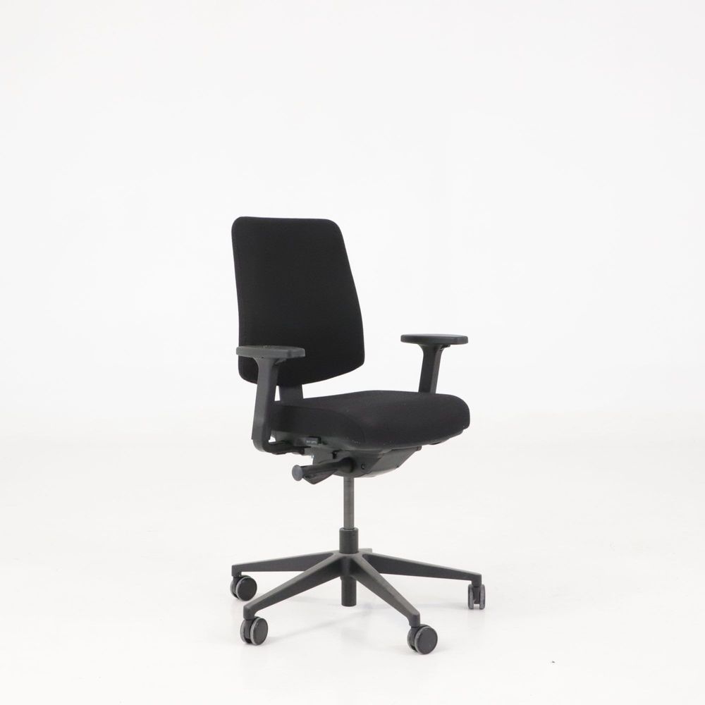 Begagnad kontorsstol James från Martela i svart. Mått: Sitthöjd 46–58 cm, sittbredd 46 cm och sittdjup 44 cm.