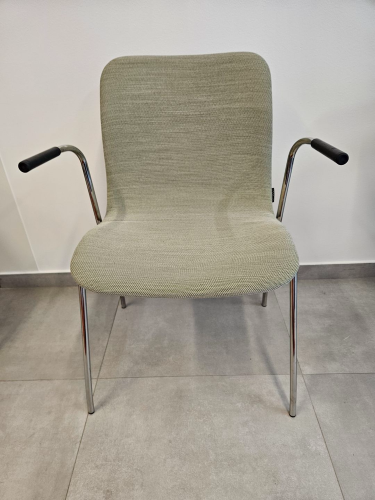 Begagnad stol Cornflake från Offecct. Helklädd i ljusgrönt tyg med armstöd och ben i krom.  Mått: Bredd 54 cm, Djup 52 cm, Höjd 80 cm, Sitthöjd 45 cm. 