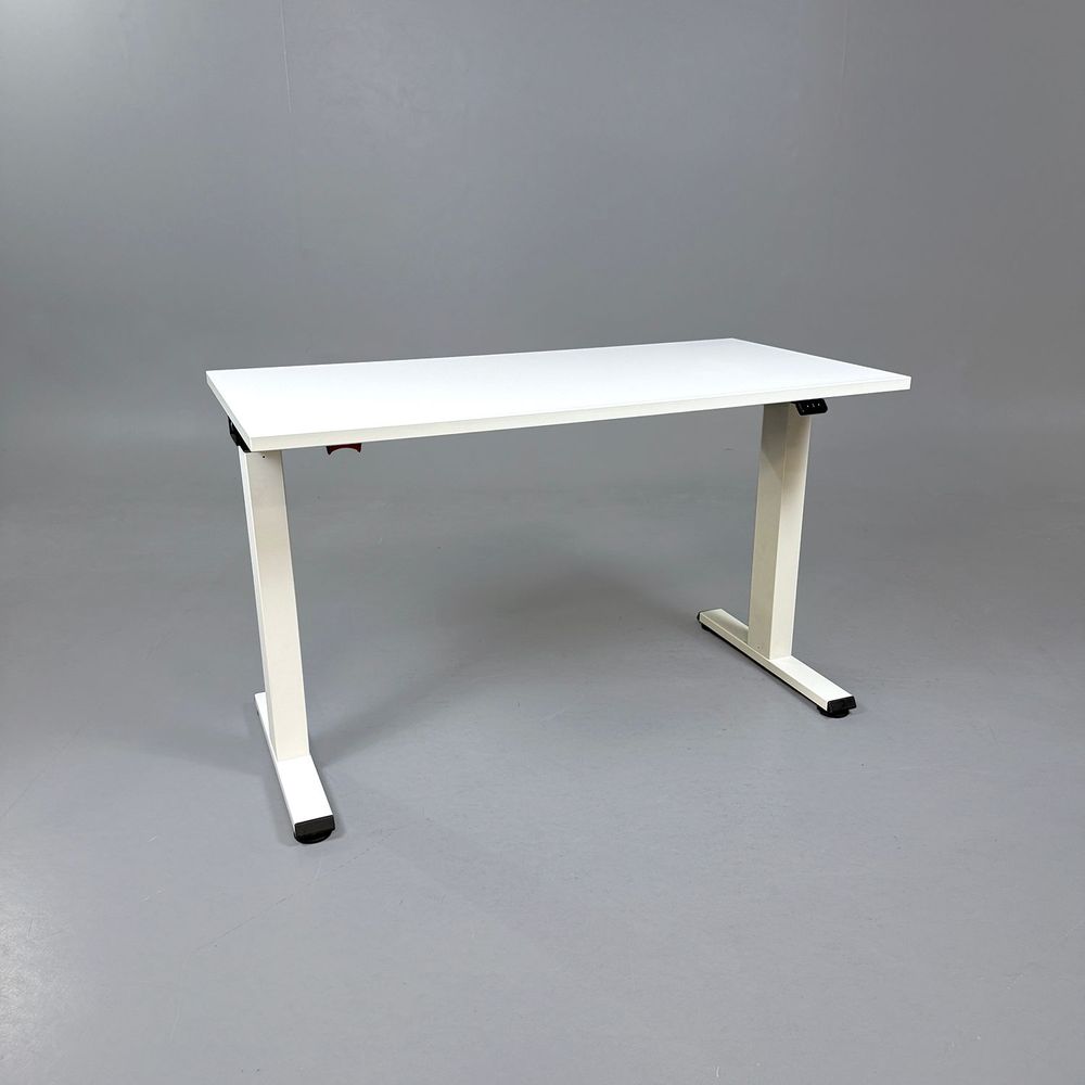 Begagnat höj- och sänkbart skrivbord Migration från Steelcase. Med vit bordsskiva och stativ av metall. Mått: justerbar höjd mellan 65 cm till 125 cm. 