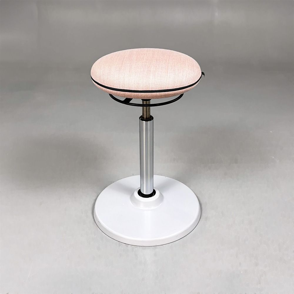 Begagnad balanspall Joi från Savo med rosa sits. Mått: Justerbar sitthöjd mellan 58 till 79 cm.