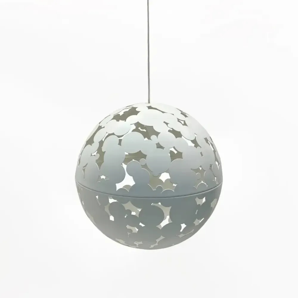 Begagnad taklampa Camouflage från Zero i vit färg. Mått: Höjd 65 cm x Bredd 50 cm x Djup 50 cm.