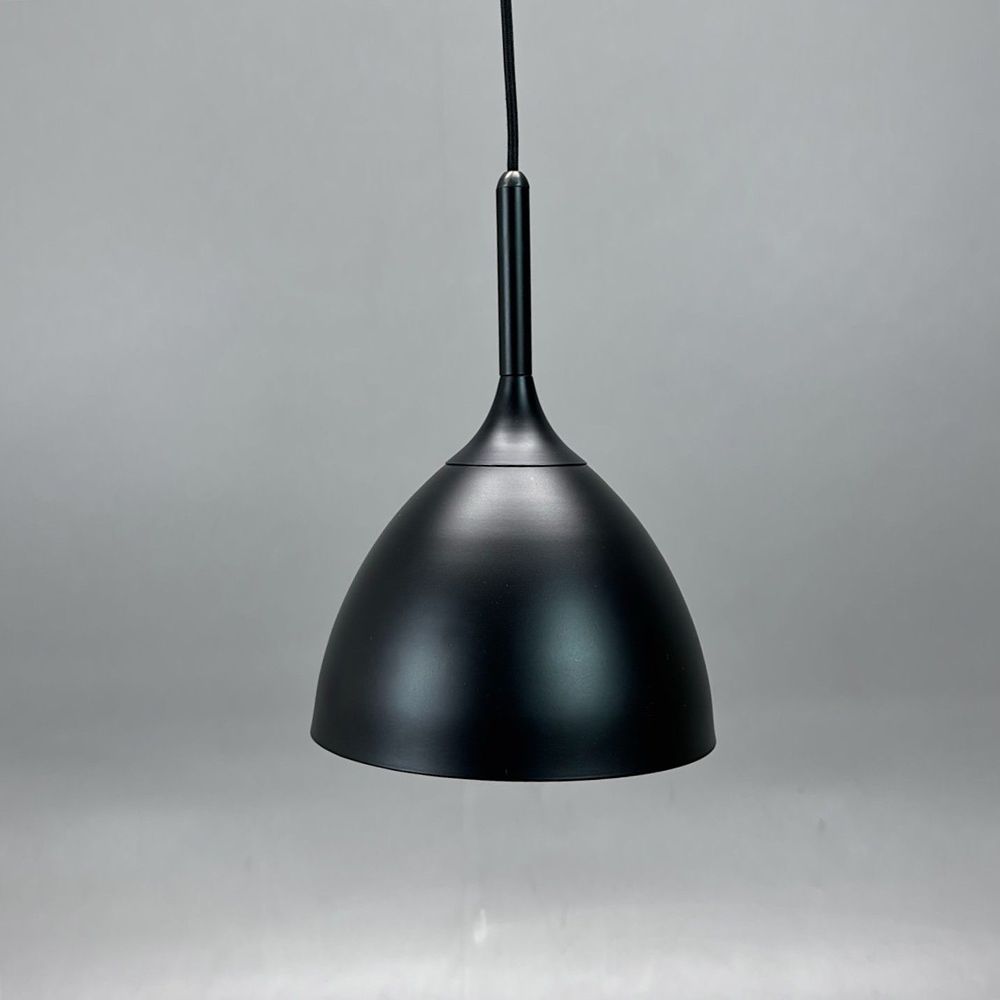 Begagnad svart taklampa Bellevue. Mått: diameter 24 cm och höjd på 34 cm.  