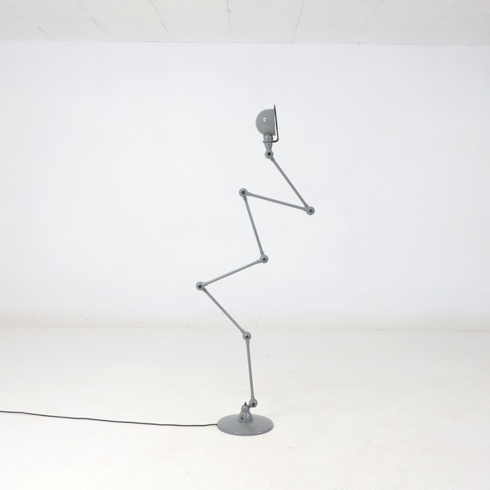 Begagnad golvlampa Loft D9406 från Jieldé i grått. Mått: höjd 240 cm, fotdiameter 35 cm och lampdiameter 16 cm. 