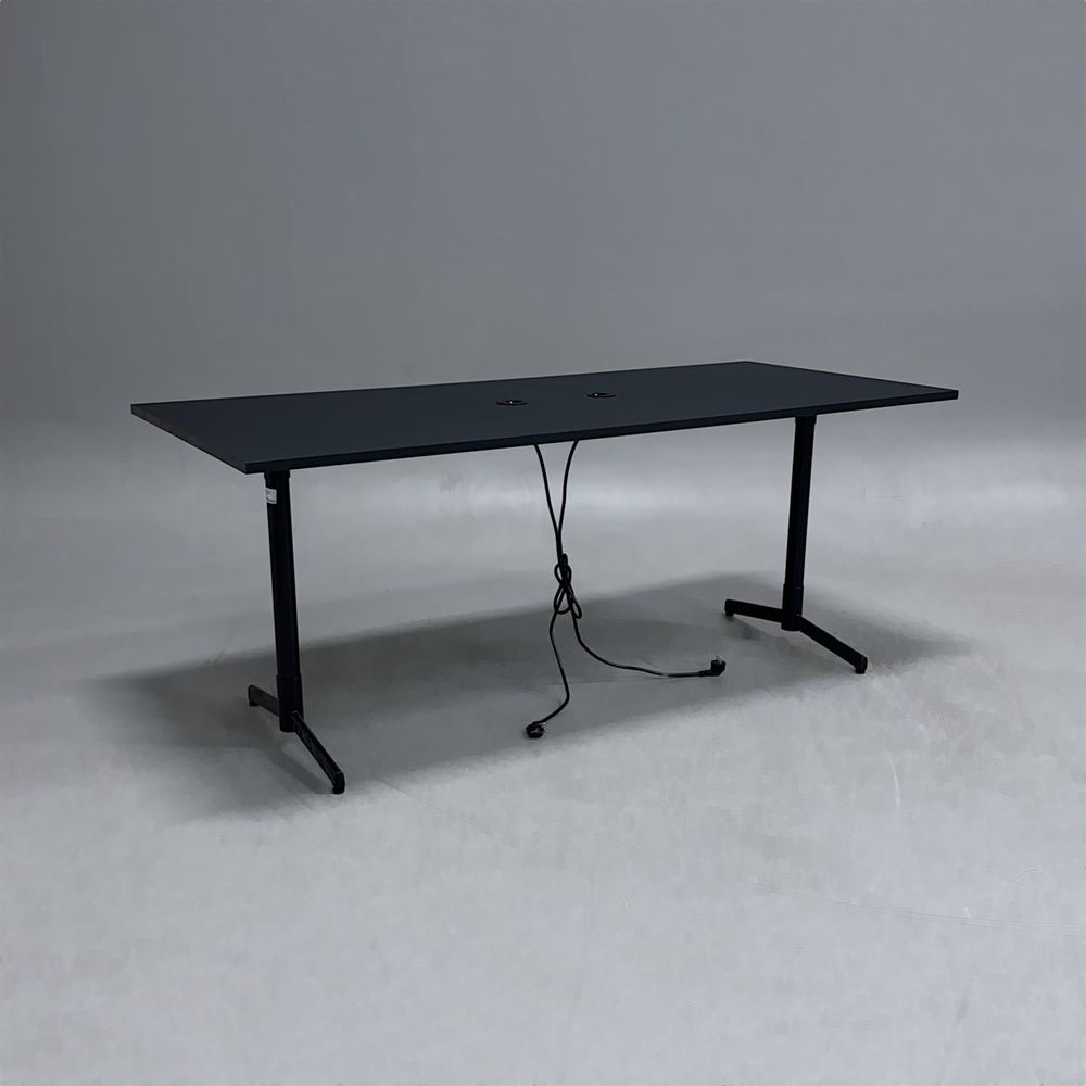 Begagnat konferensbord från Inoff i svart färg. Utrustad med integrerade uttag för el och USB-C. Mått: Bredd: 180 cm, Djup: 80 cm, Höjd: 72 cm.  