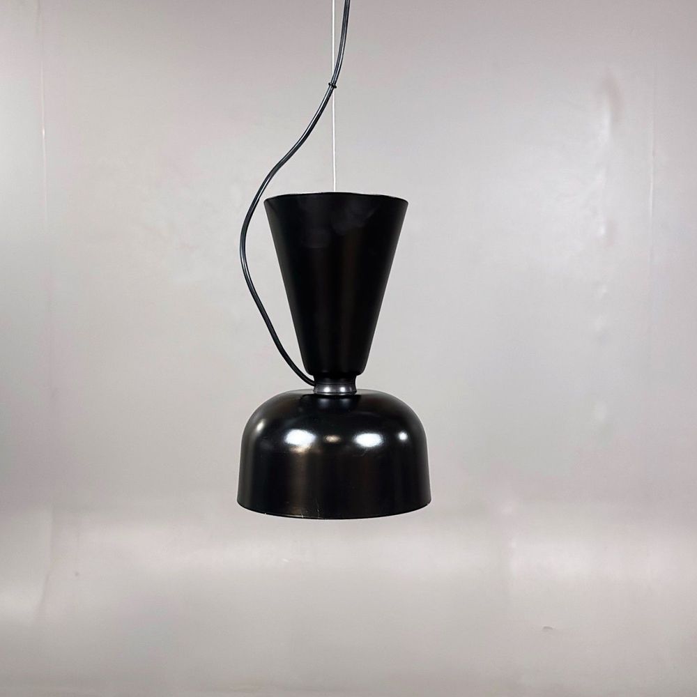 Begagnad svart taklampa från Hem, modell Alphabeta Uno. Mått: Diameter 19 cm och höjd 29 cm.