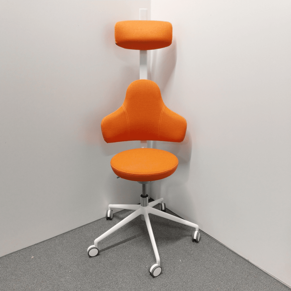 Begagnad kontorsstol Spine från Savo i orange tyg. Mått: sitthöjd mellan 42,5-52 cm.