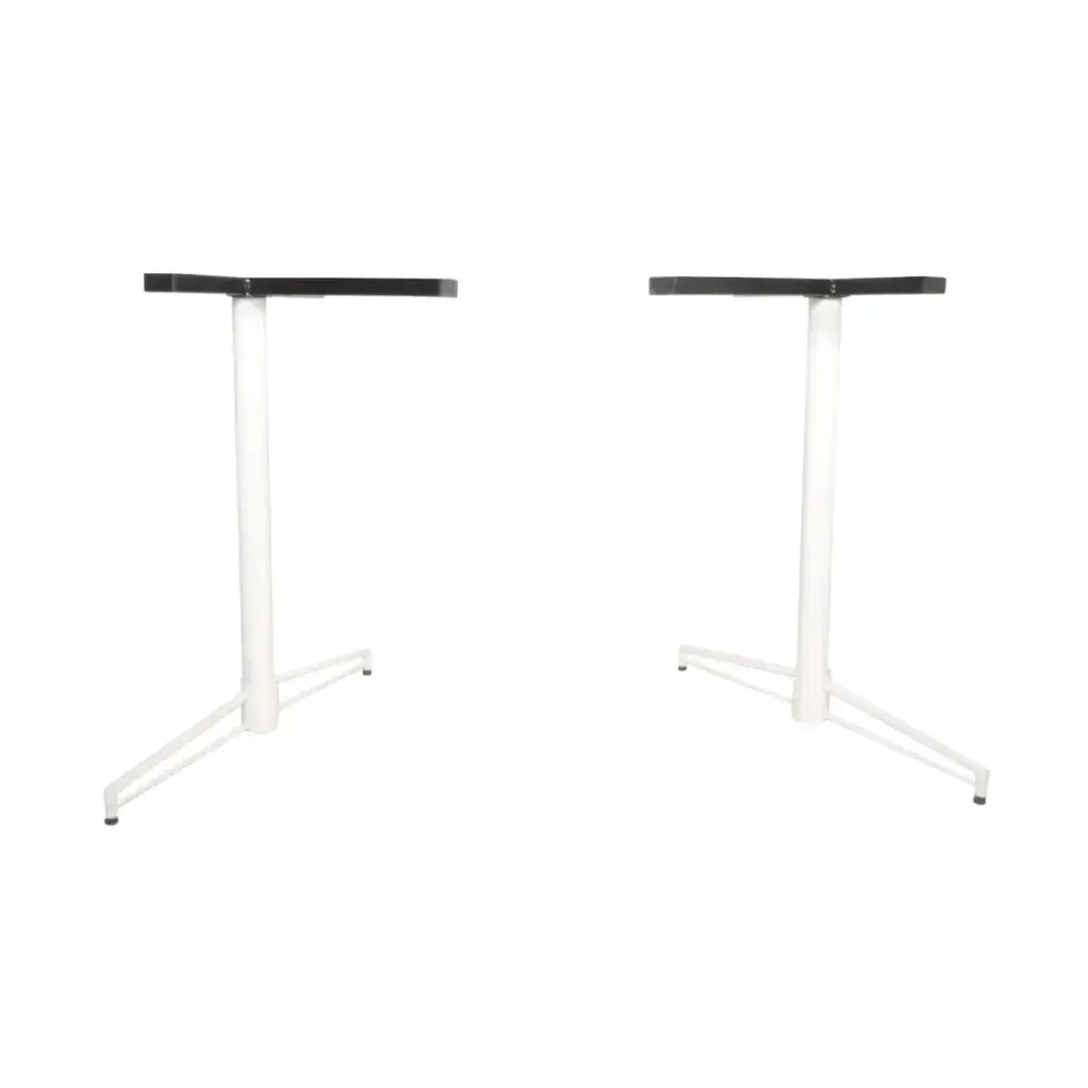 Begagnat bordsstativ T-Bone från Johanson Design i vit färg. Mått: Höjd: 71 cm, Bredd: 35,5 cm, Djup: 65 cm.