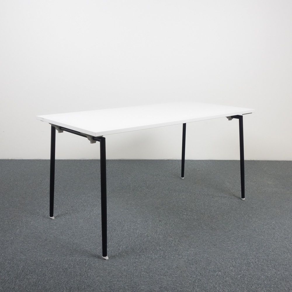 Begagnat hopfällbart bord Quickly från Lammhults. Vit bordsskiva, svart stativ, med hjul på två ben. Mått: bredd 140 cm, djup 70 cm och höjd 72 cm. 