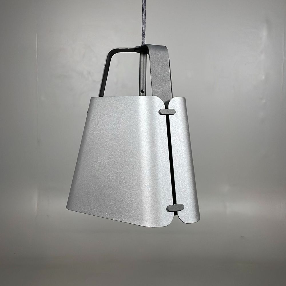 En begagnad grå taklampa från Belid, modell Fold. Taklampan har en diameter på 27 cm och höjd på 30.3 cm. Den passar väl i hemmiljöer såsom vardagsrummet eller köket samt i professionella sammanhang som kontor, hotell och restauranger.