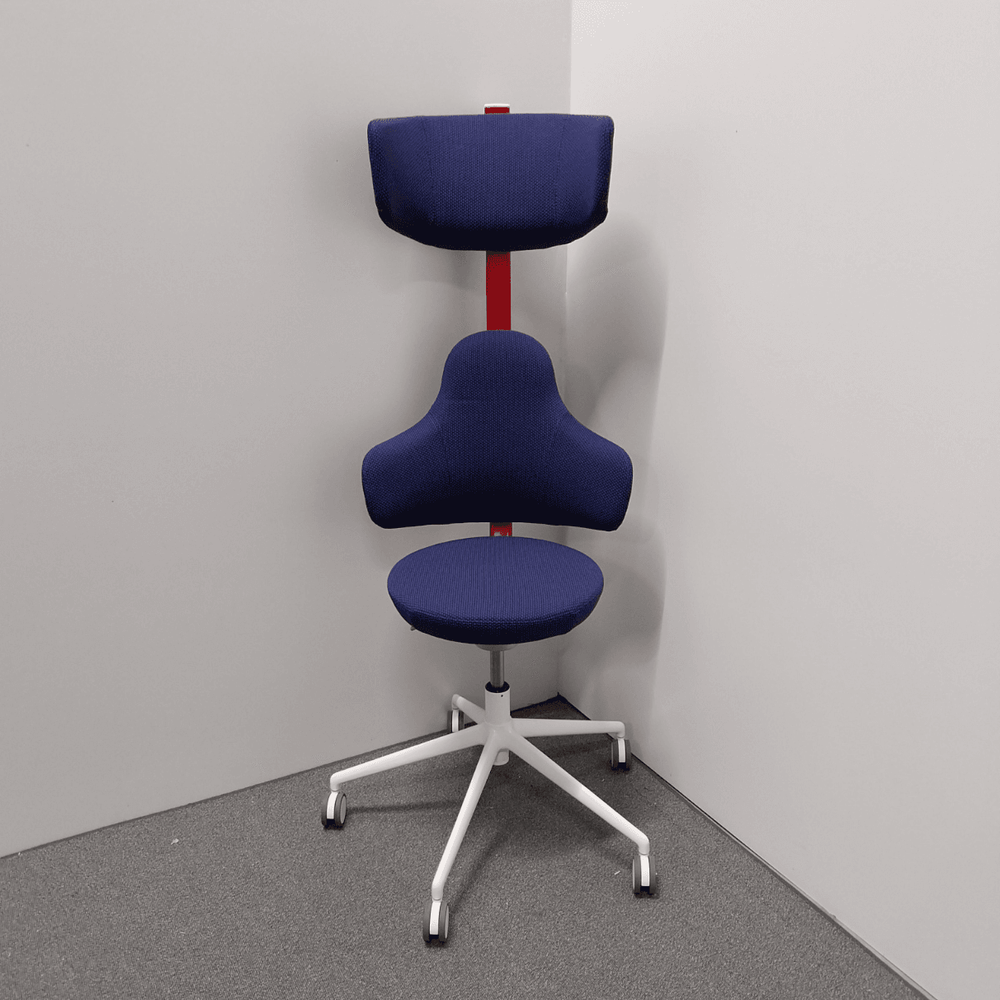 Begagnad kontorsstol Spine från Savo i blått. Mått: reglerbar sitthöjd mellan 42,5 - 52 cm.