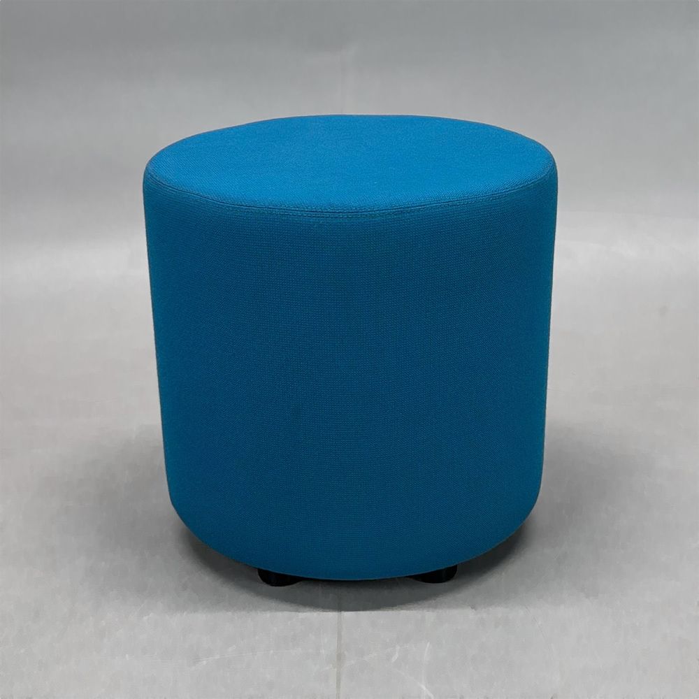 Begagnad sittpuff Bongo från Johanson Design i turkos. Mått: diameter 45 cm, sitthöjd 45 cm. 