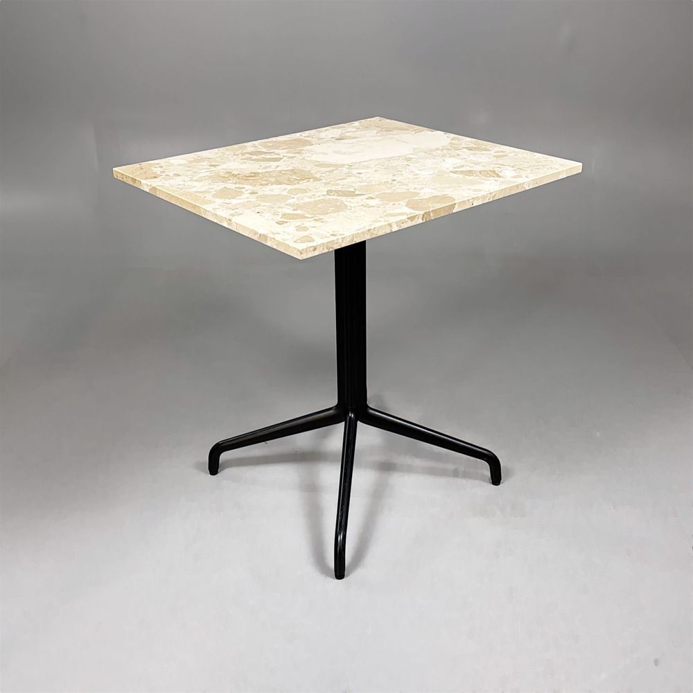Begagnat cafébord från Audo Copenhagen med bordsskiva i beige/brun sten och svart pelarstativ. Mått: Bredd 60 cm, Djup 70 cm, Höjd 72 cm.