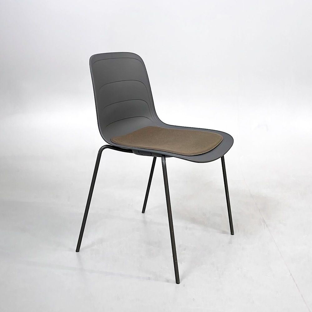 Begagnad matstol från Lammhults, modell Grade. Med skal i mörkgrått och sits i grönbrun. Stapelbar design. Mått: bredd 51 cm, djup 54 cm, höjd 78 cm.