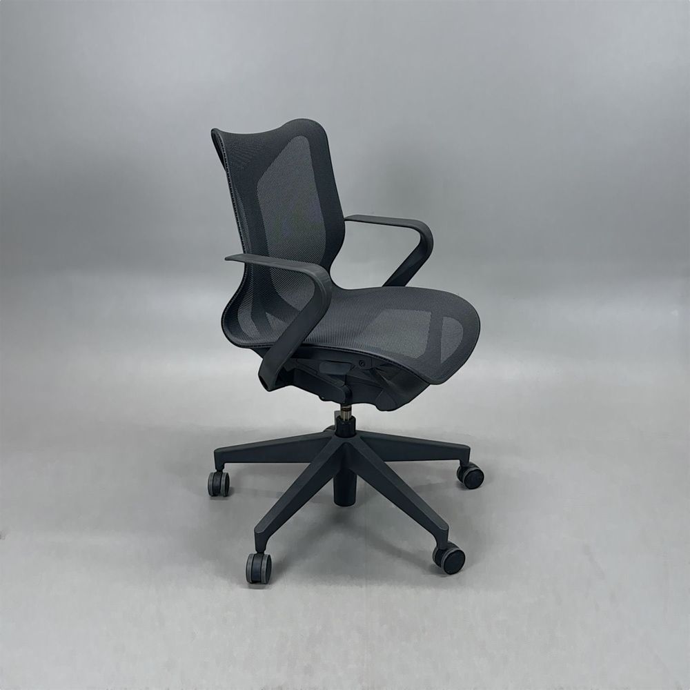 Begagnad kontorsstol Cosm Low med armstöd från Herman Miller i grå mesh. Mått: sitthöjd 40,9–54,4 cm.