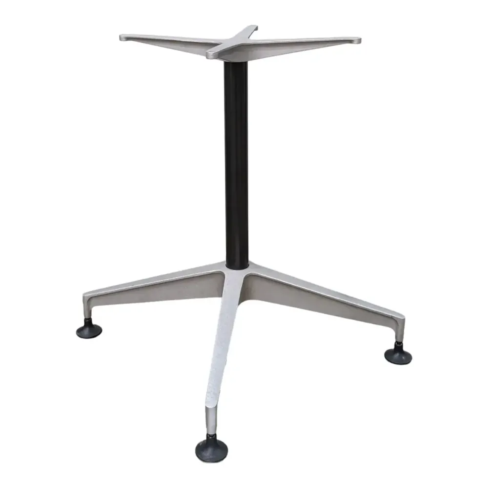 Begagnat Pelarstativ i svart/silver. Mått: höjd 70 centimeter x Bredd 64 cm x Djup 64 cm.
