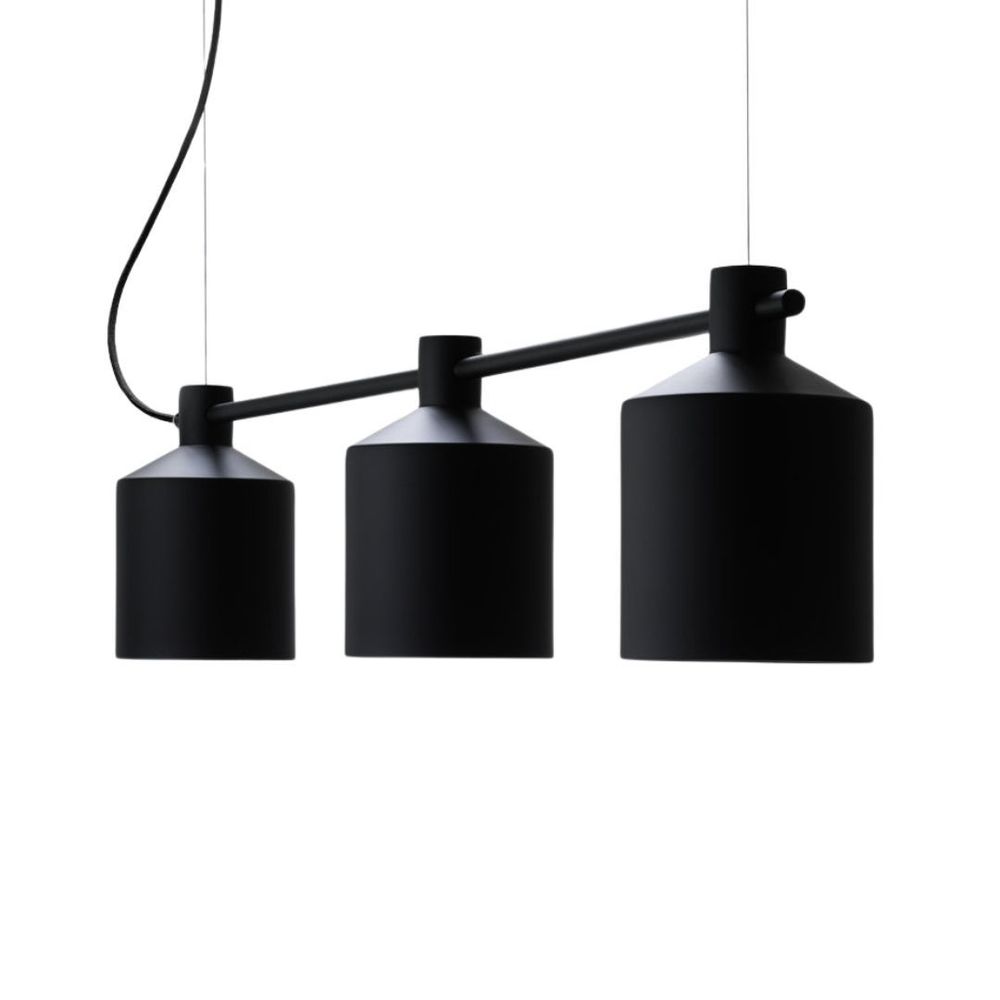 Begagnad svart taklampa från Zero med tre ljuskällor i svart. Mått: Längd 101 cm, höjd 23 cm och djup 15 cm.
