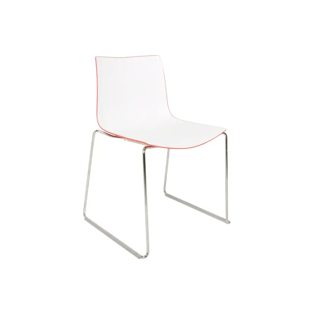 Begagnad matstol från Arper, modell Catifa 46. Vit sits och röd rygg. Medben i krom. Mått: Höjd 80 cm, Bredd 47 cm, Djup 58 cm, Sitthöjd: 43 cm.