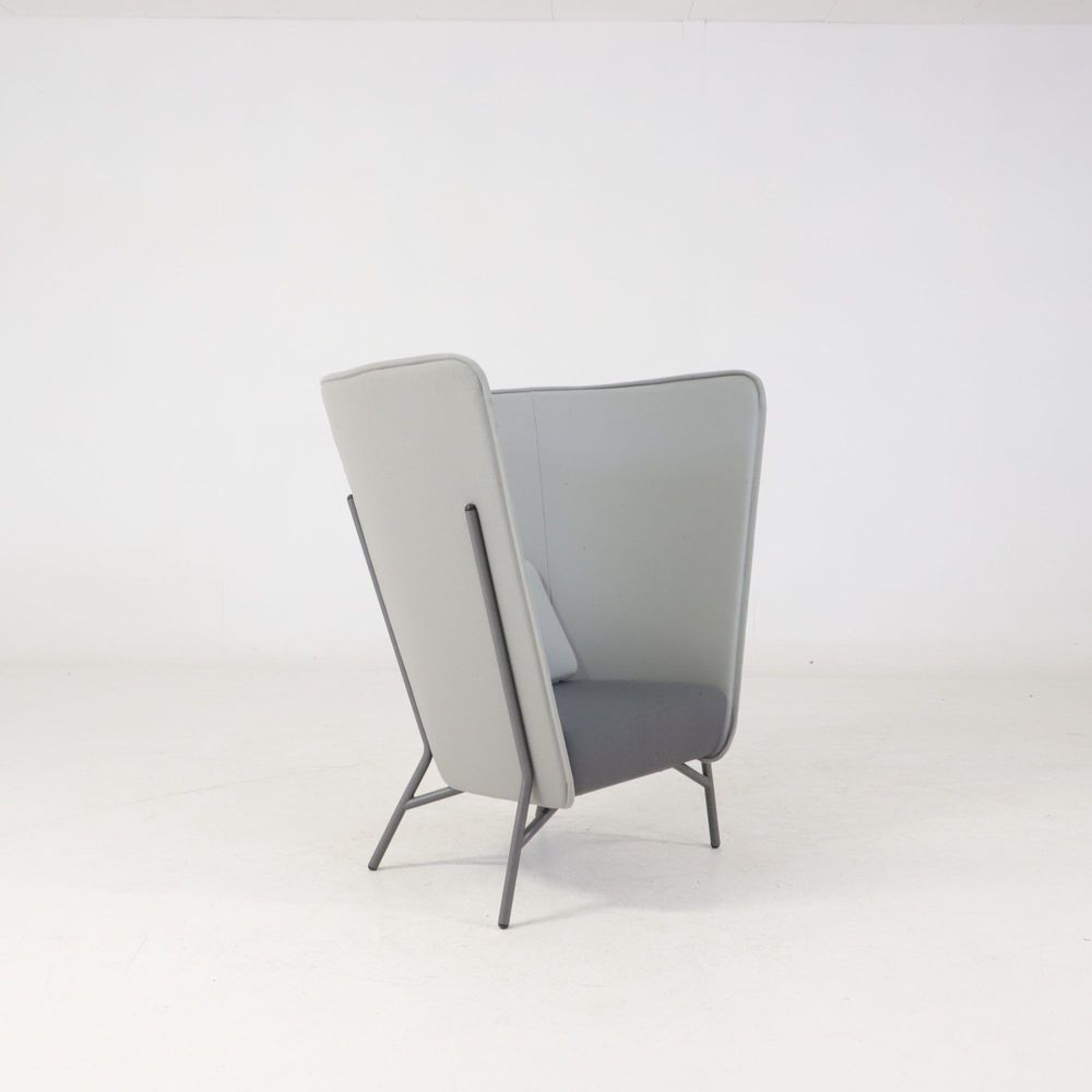 Begagnad fåtölj med hög rygg Aura från Inno i grå tygklädsel. Mått: Höjd 125 cm, sitthöjd 45 cm och sittdjup 57 cm.