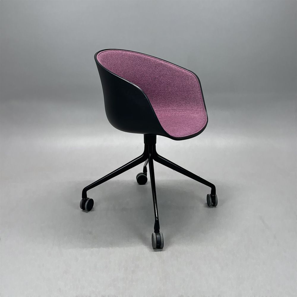 Begagnad stol med hjul AAC24 Front Upholstery från HAY i ljuslila tygklädsel och svart skal samt stativ. Mått: Bredd 59 cm, djup 52 cm, höjd 79 cm och sitthöjd 46 cm. 