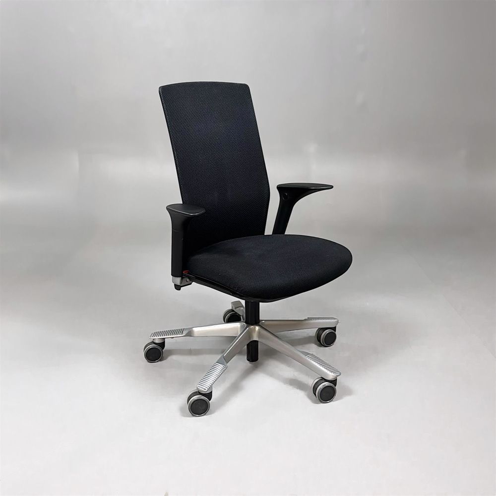 Begagnad svart kontorsstol Futu från HÅG med hög rygg, armstöd, silverfärgat underrede. Sitthöjd 40–55 cm.