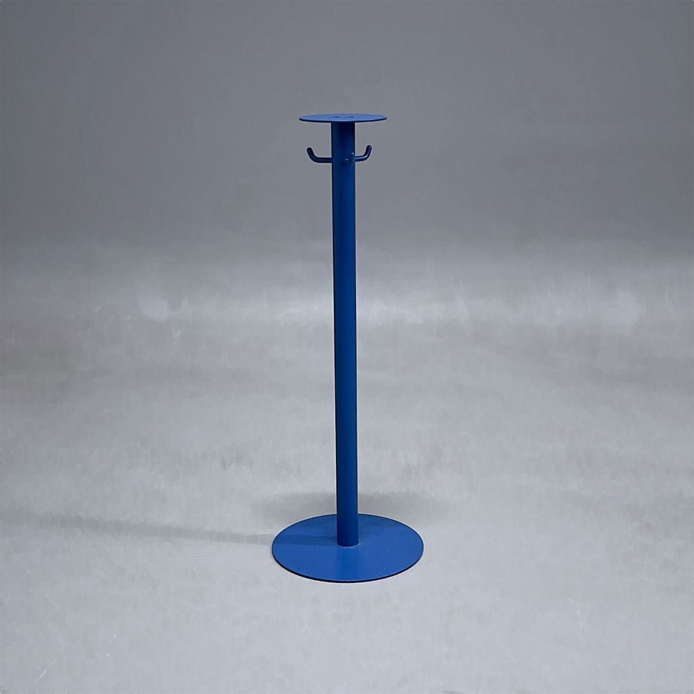Begagnat blått pelarstativ med krokar. Mått: höjd 109 cm. 