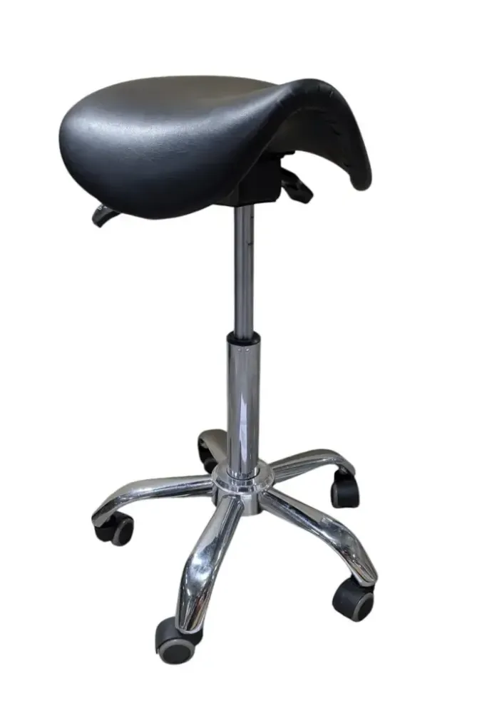 Begagnad kontorsstol/sits med sadesits från Toplux i svart. Mått: Höjd 53-73 cm x Bredd 46 cm x Djup 46 cm.