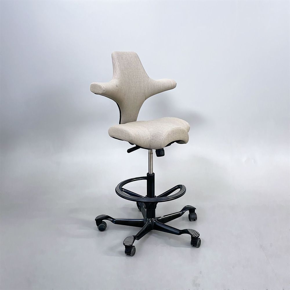 Begagnad kontorsstol Capisco 8106 med sadelsits från HÅG i beige tyg. Mått: Sitthöjd justerbar från 60 till 85 cm.