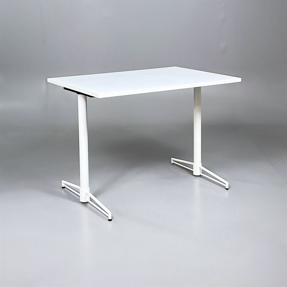 Begagnat cafébord från Johanson Design modell T-Bone i vit färg. Mått: bredd 100 cm, djup 70 cm och höjd 73.5 cm. 
