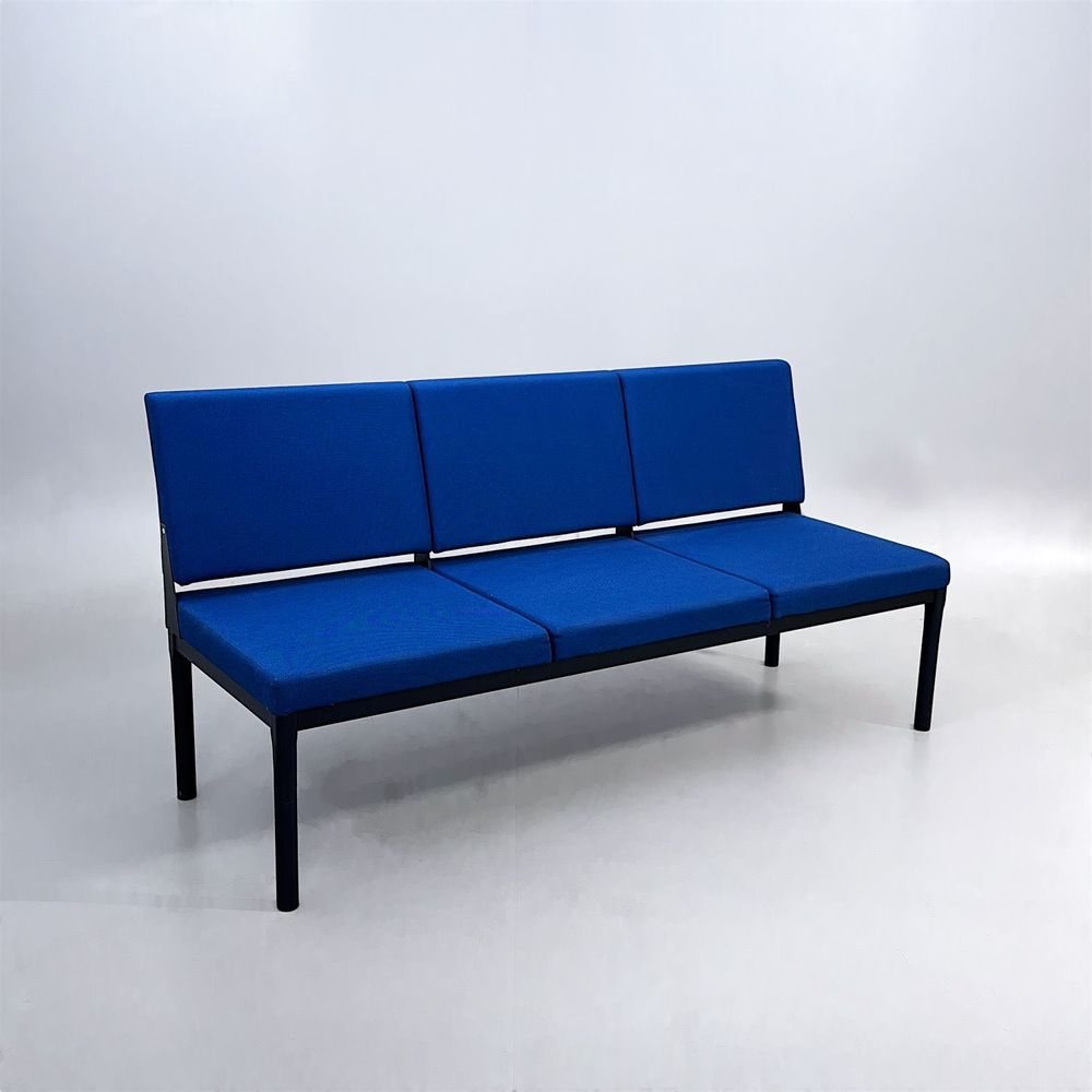 Begagnad soffa Reform från Johanson Design i blått med svarta ben. Mått: Bredd 180 cm, djup 65 cm och sitthöjd 46 cm.