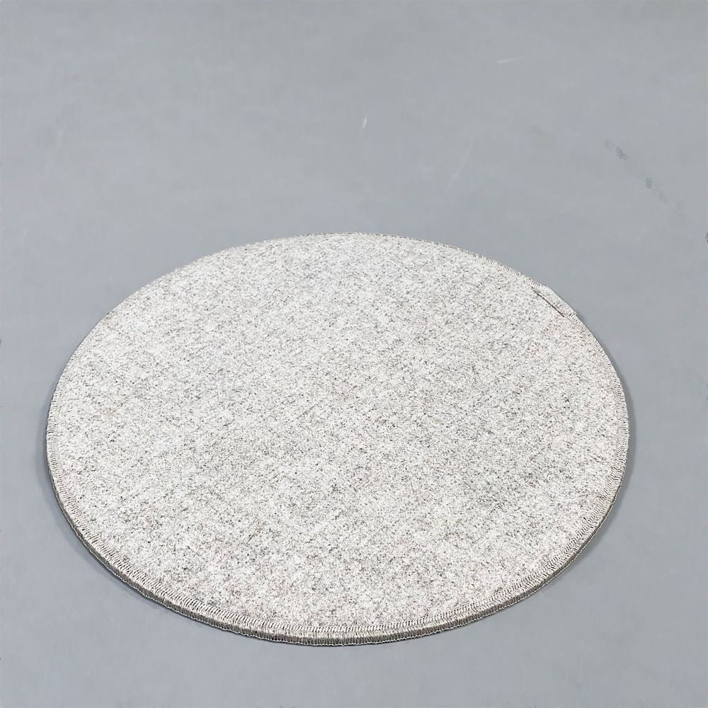 Begagnad beige stolsdyna från Designers Eye, modell Dot. Rund till formen med diameter 35 cm.