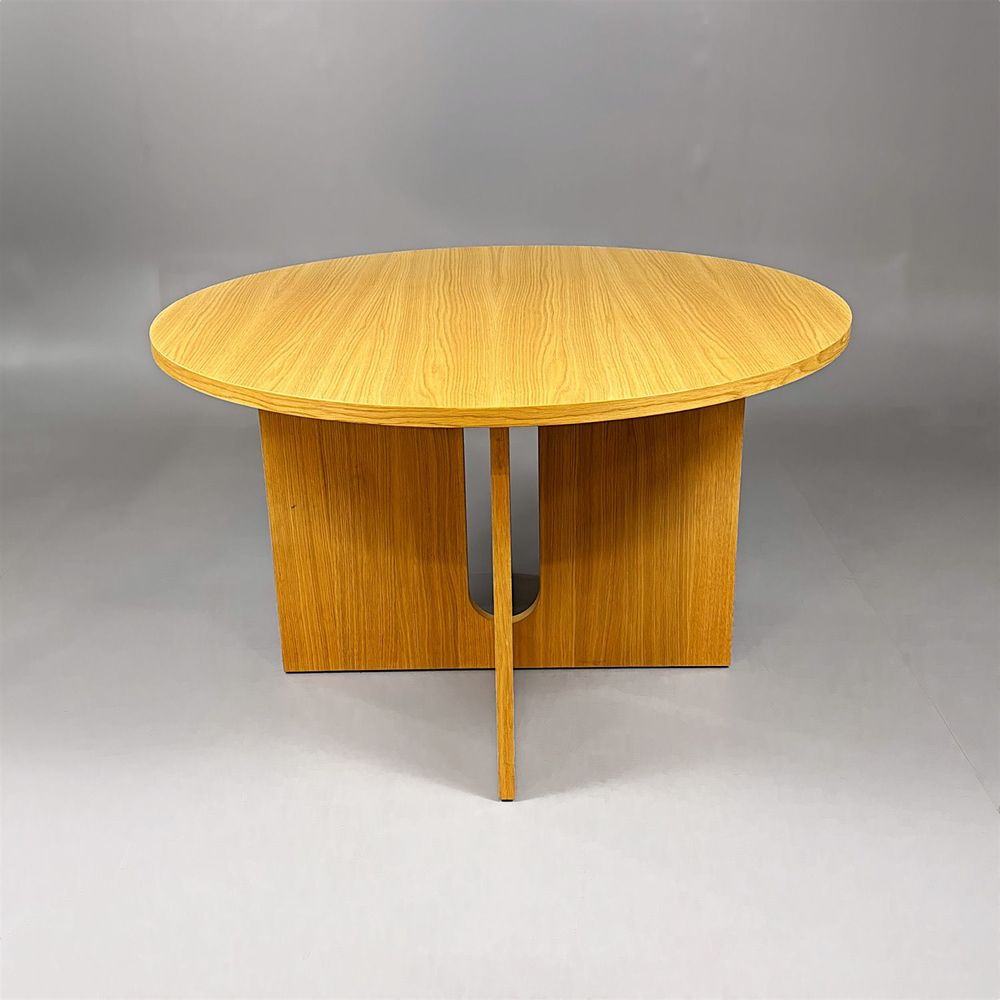 Begagnat runt konferensbord Androgyne från Audo Copenhagen i ek. Mått: Diameter 120 cm och höjd 74 cm. 