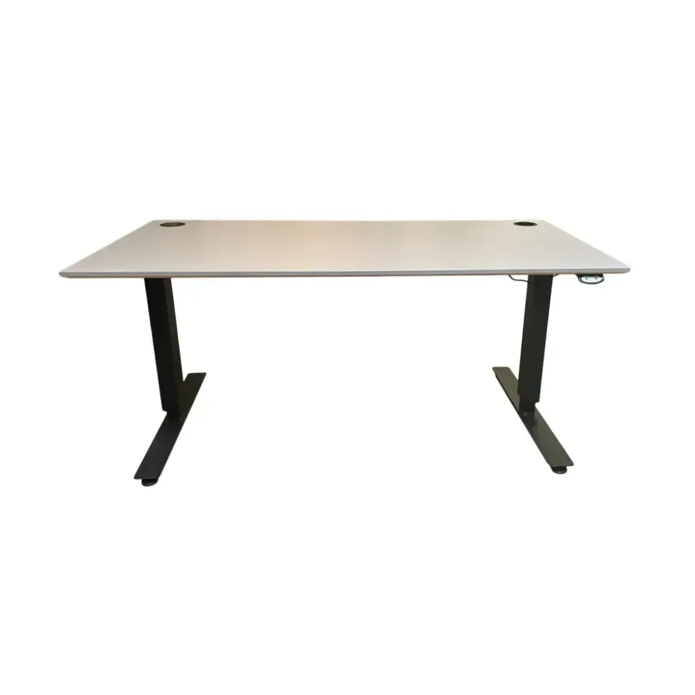 Begagnat höj- och sänkbart skrivbord från EFG med en grå laminatskiva och svart stativ. Mått: bredd150 cm, djup 75 cm, höjd 67 - 117 cm. Med integrerat kabeldike. 