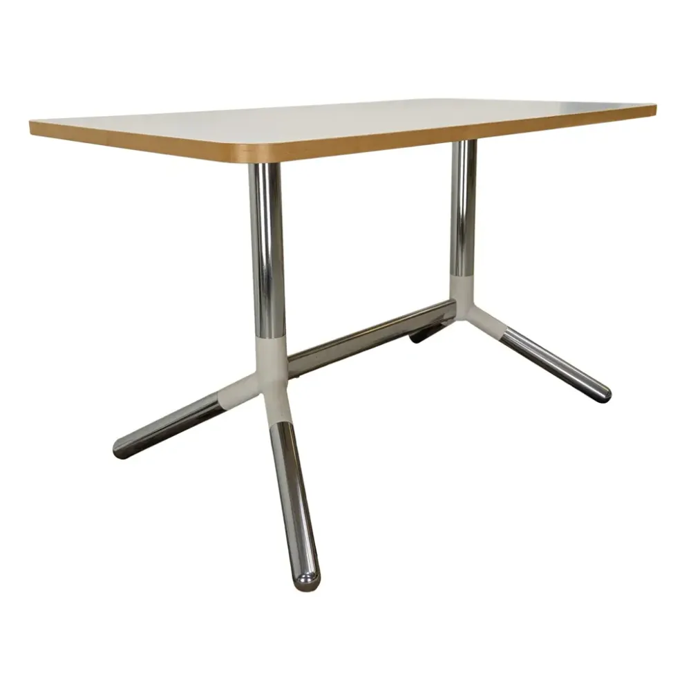 Begagnat Konferensbord från Materia modell Obi, med vit bordsskiva och kromade ben. Mått höjd 72 cm, bredd 120 cm, djup 70 cm. 