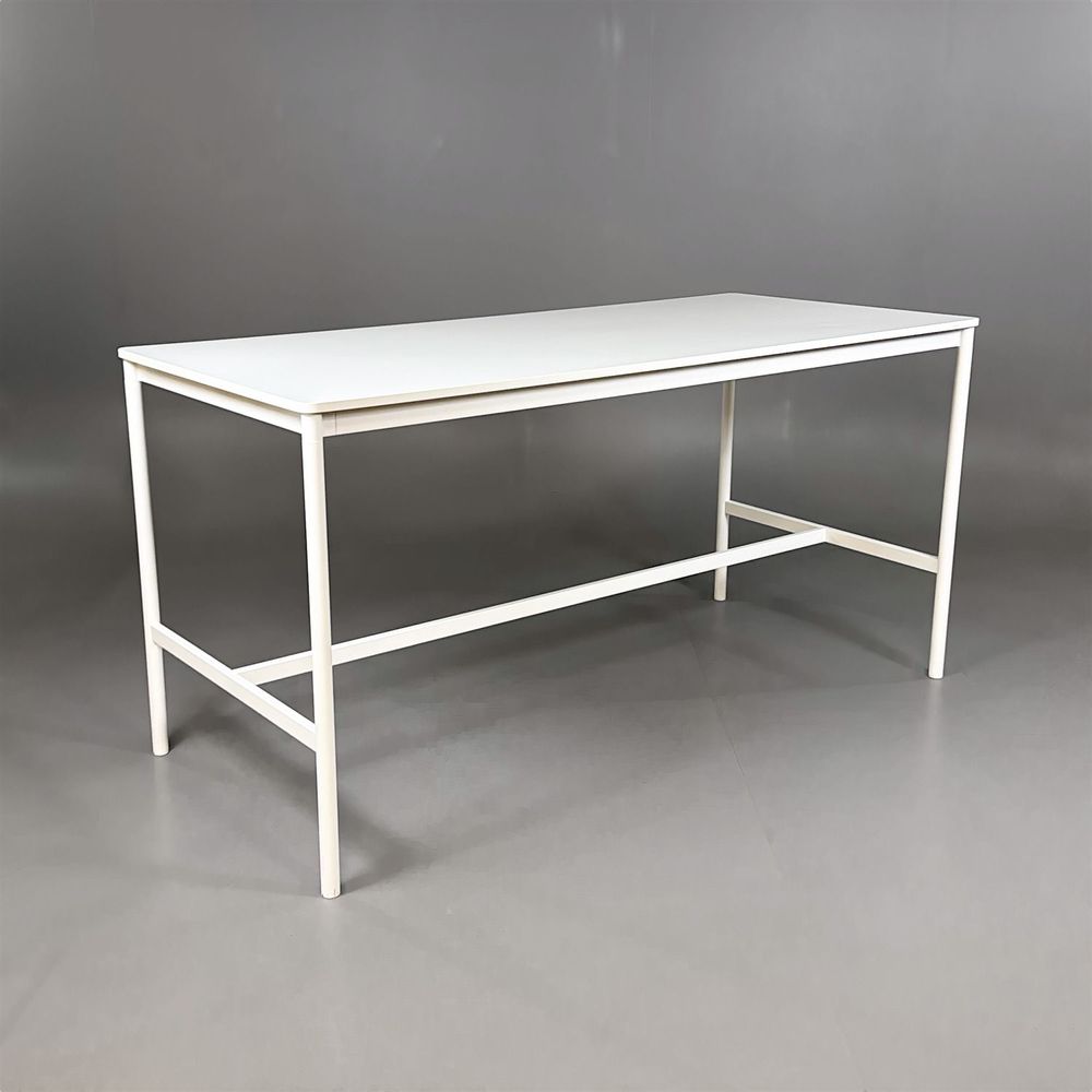 Begagnat projektbord Base High Table från Muuto i vitt. Bredd: 190 cm, Djup: 85 cm, Höjd: 105 cm.