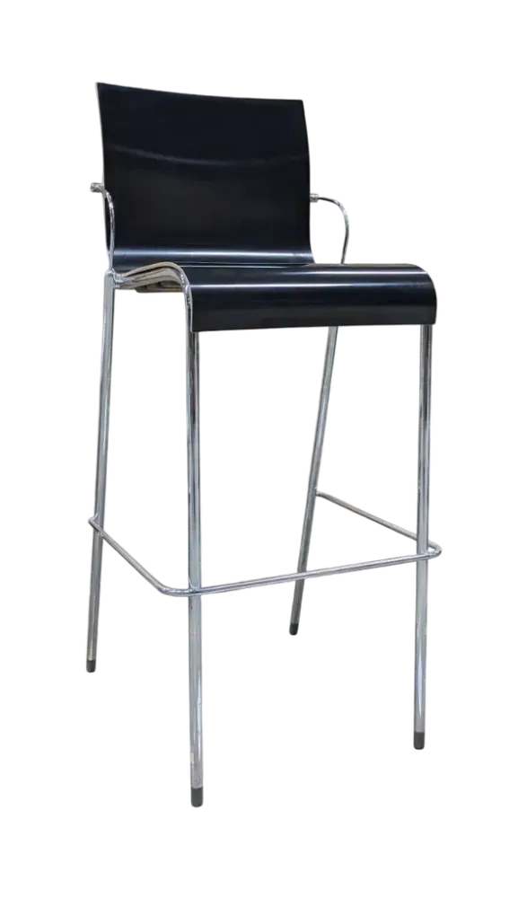 Howe Genus begagnad barstol svart sittskal och kromade ben och armstöd sitthöjd 78 cm